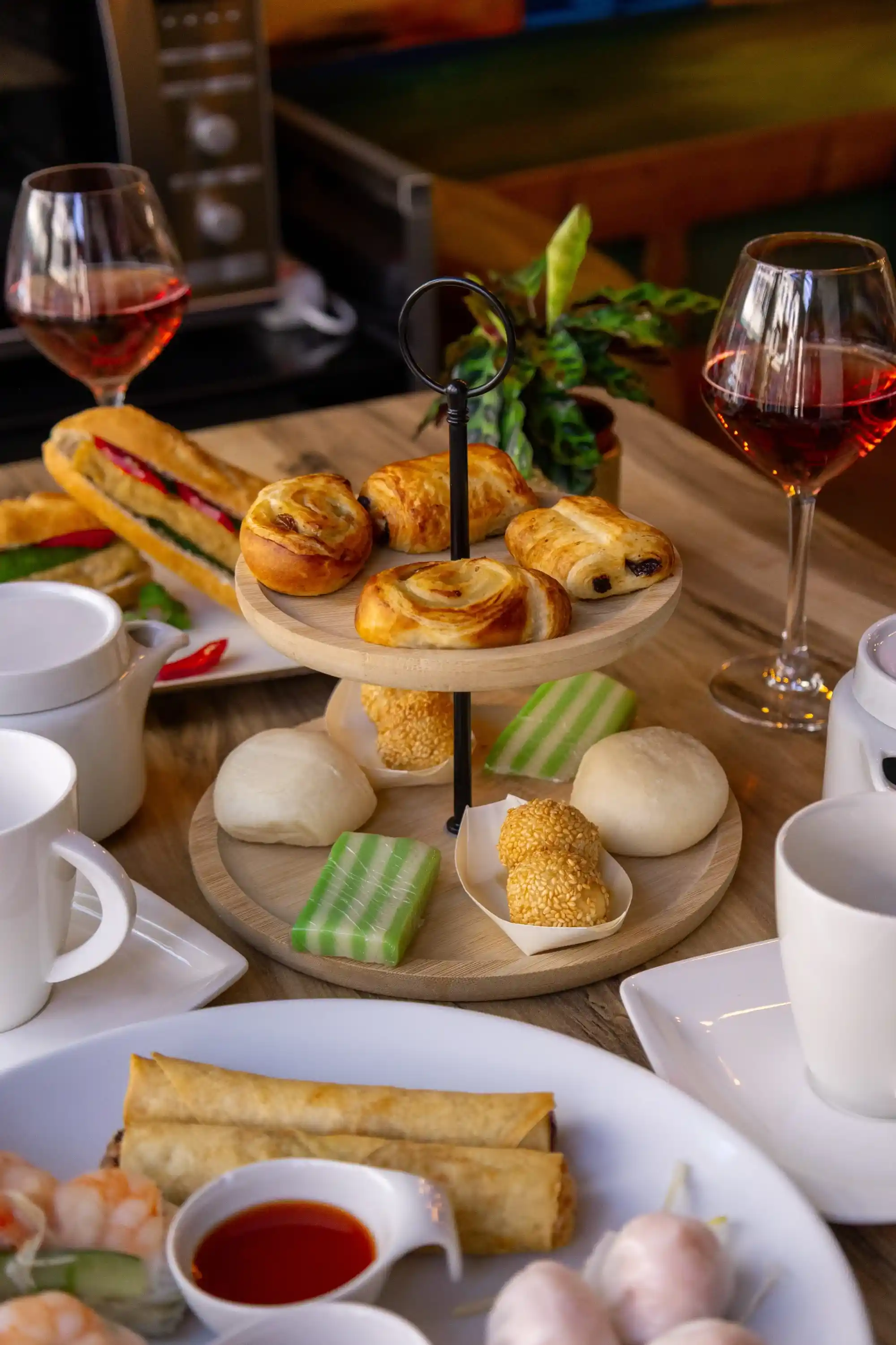 Deluxe high tea assortment with wine